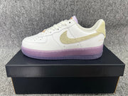 Nike HF5719-139 Low-Top Sneakers in White and Lavender